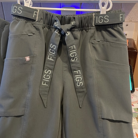 Figs set small stretchy waist with material tie joggers XS top . - Picture 2 of 12